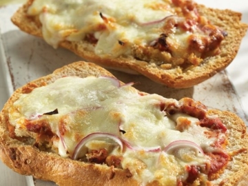 Πίτσα τσιαπάτα µε χαλούµι και χωριάτικο λουκάνικο