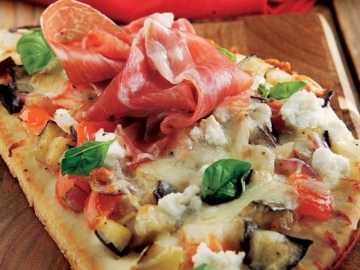 Πίτσα µε προσούτο, µελιτζάνα και βασιλικό