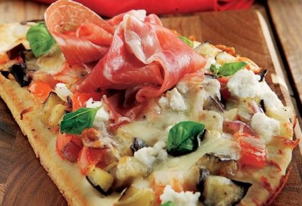 Πίτσα µε µελιτζάνα, προσούτο και βασιλικό-featured_image