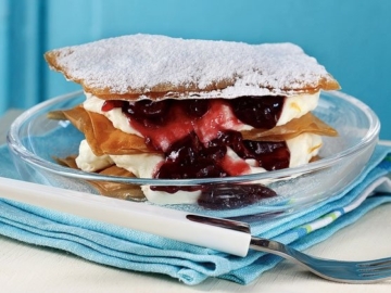 Ψεύτικο µιλφέιγ µε σάλτσα βύσσινο και φιστίκια Αιγίνης