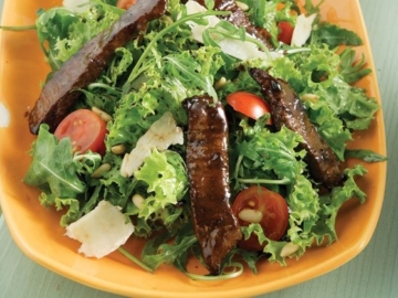Σαλάτα µε ρόκα και φιλετάκια µοσχαριού