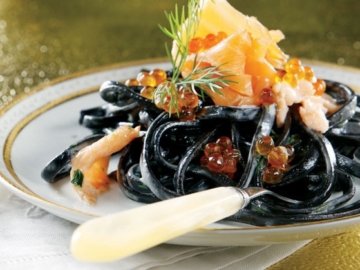 Ταλιατέλες µε µελάνι σουπιάς και σολοµό