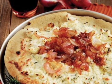 Τραγανή πίτσα 4 τυριά µε καραµελωµένα κρεµµύδια