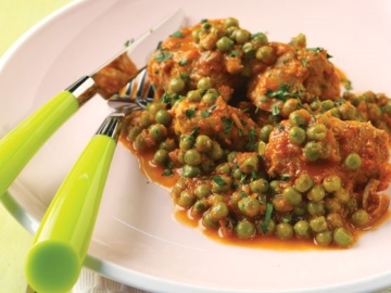 Χοιρινό µε αρακά και σάλτσα ντοµάτας