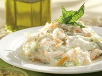 Αγγουροσαλάτα με καρότα και δυόσμο