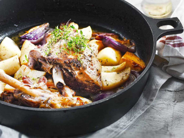 Αρνίσιο κότσι στη γάστρα