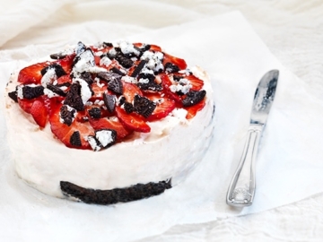 Εύκολο γλυκό με μπισκότα και φράουλες