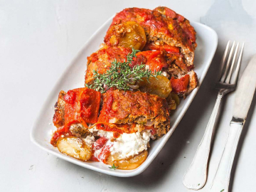 Γεμιστό ρολό κιμά σε στρώμα πατάτας