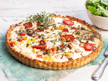 Καλοκαιρινή τάρτα με σφολιάτα και τυριά