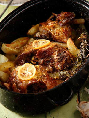 Λεμονάτο κατσικάκι με μελωμένες πατάτες φούρνου