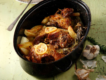 Λεμονάτο κατσικάκι με μελωμένες πατάτες φούρνου