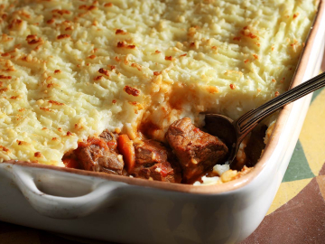 Μοσχαράκι κοκκινιστό με πουρέ ογκρατέν