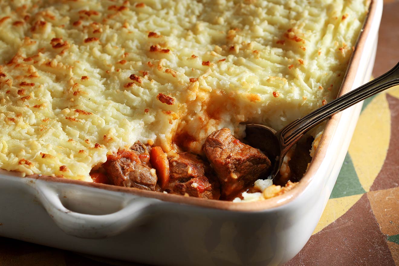 Μοσχαράκι κοκκινιστό με πουρέ ογκρατέν