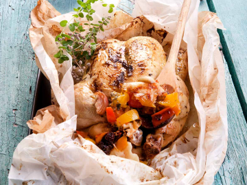 Κοτόπουλο κλέφτικο γεμιστό στη λαδόκολλα