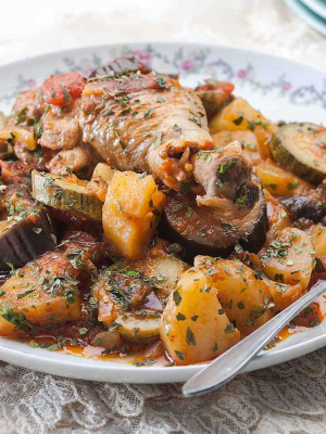 Μπούτια κοτόπουλο στην κατσαρόλα με λαχανικά