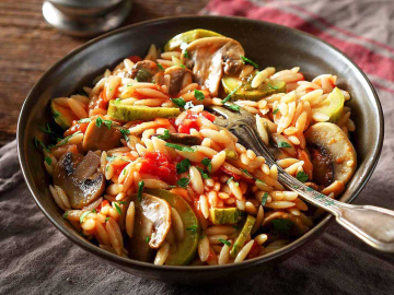 Κριθαράκι με μανιτάρια και κολοκυθάκια