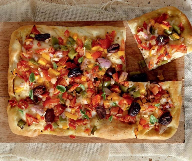 Νηστίσιμη πίτσα σπιτική από την Αργυρώ Μπαρμπαρίγου