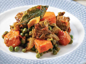 Μοσχάρι κατσαρόλας με καρότα και αρακά