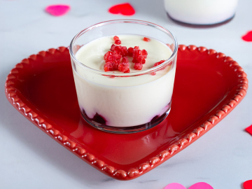 Μους λευκής σοκολάτας με γιαούρτι και μύρτιλα