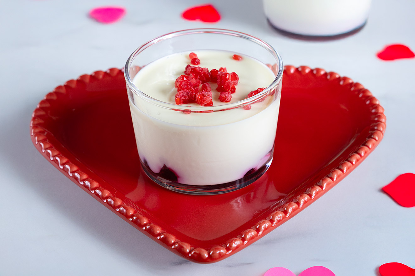 Μους λευκής σοκολάτας με γιαούρτι και μύρτιλα