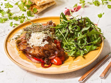 Μπριζολάκια με βαλσαμικό ξίδι και καραμελωμένα λαχανικά