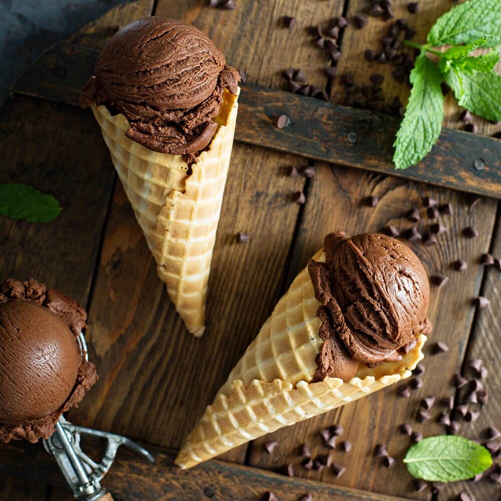 παγωτό σοκολάτα φανταστικό μέσα σε δύο χωνάκια παγωτού - Argiro.gr