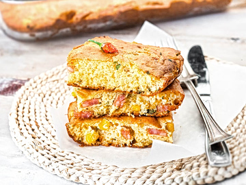 Πικάντικη κασερόπιτα με καλαμπόκι και λουκάνικο