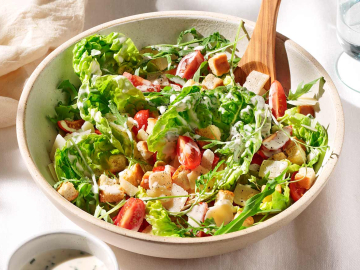 Πράσινη σαλάτα µε σος γιαουρτιού