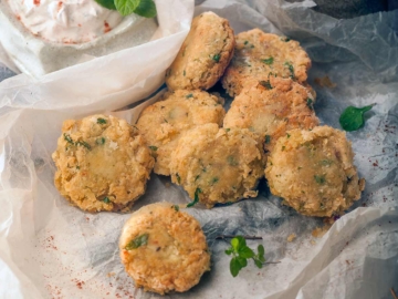 Ρεβυθοκεφτέδες με ταραμά και σως ταχίνι