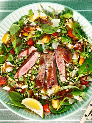 Σαλάτα µε ρόκα και φιλετάκια µοσχαριού