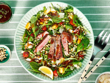 Σαλάτα µε ρόκα και φιλετάκια µοσχαριού