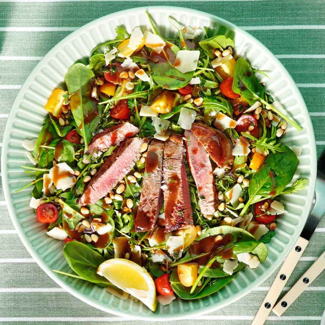 Σαλάτα µε ρόκα και φιλετάκια µοσχαριού