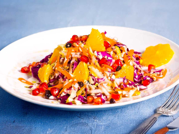 Σαλάτα με λάχανο και ξινόμηλο καρύδια