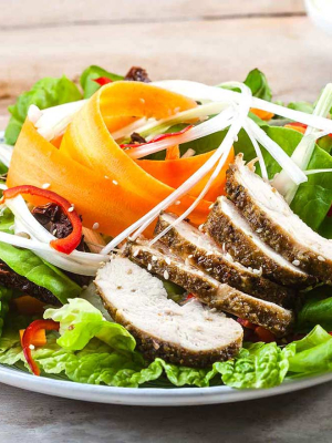 Σαλάτα με μαριναρισμένο ψητό κοτόπουλο και ντρέσινγκ