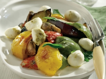 Σαλάτα ψητών λαχανικών με μοτσαρέλα & σάλτσα βασιλικού