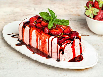 Σεμιφρέντο χωρίς ζάχαρη με φράουλες