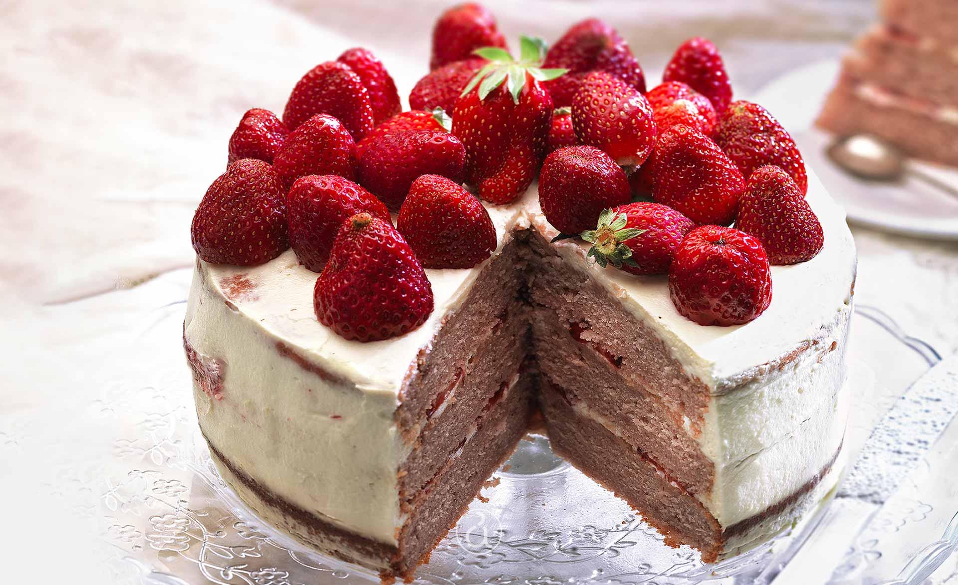 τούρτα με φρέσκες φράουλες