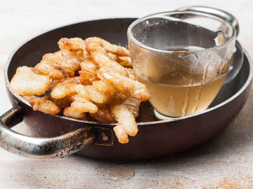 Τραγανά λουκουμαδάκια σιροπιαστά