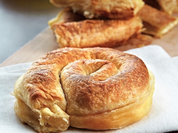 Τυρόπιτες στριφτάρια με ψευτοσφολιάτα