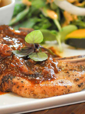 Χοιρινά μπριζολάκια με φανταστική σάλτσα