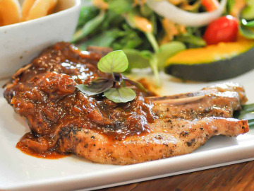 Χοιρινά μπριζολάκια με φανταστική σάλτσα