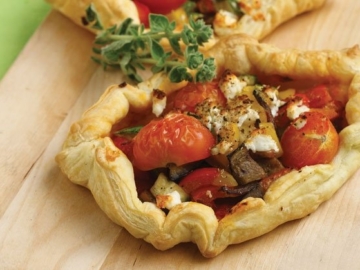 Ανοιχτές πίτες µε λαχανικά και τυρί κρέμα