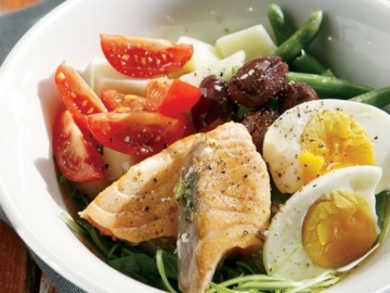 Σαλάτα νισουάζ µε φρέσκο σολομό