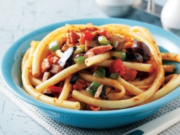 Χωριάτικη μακαρονάδα με λουκάνικο και λαχανικά