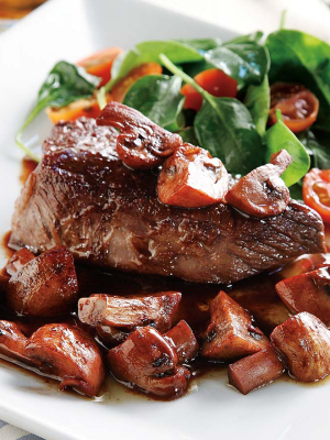 Φιλέτο με μανιτάρια, θυμάρι και μαυροδάφνη