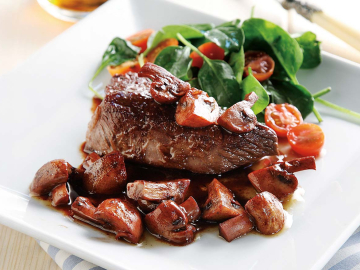 Φιλέτο με μανιτάρια, θυμάρι και μαυροδάφνη