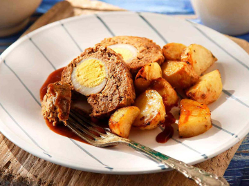 Γεμιστό ζουμερό ρολό κιμά με baby πατάτες βουτύρου