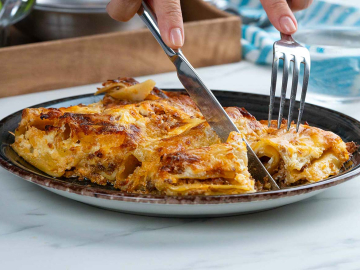 Κανελόνια µε κιµά και σάλτσα ντομάτας