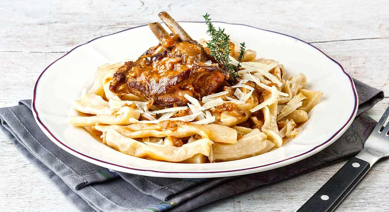 κατσικάκι κοκκινιστό με μακαρόνια