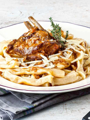 Kατσικάκι Μπρούσκο με σκιουφιχτά μακαρούνια και χαλούμι